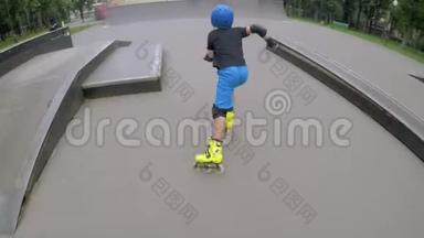 运动儿童休闲男孩轮滑坡道